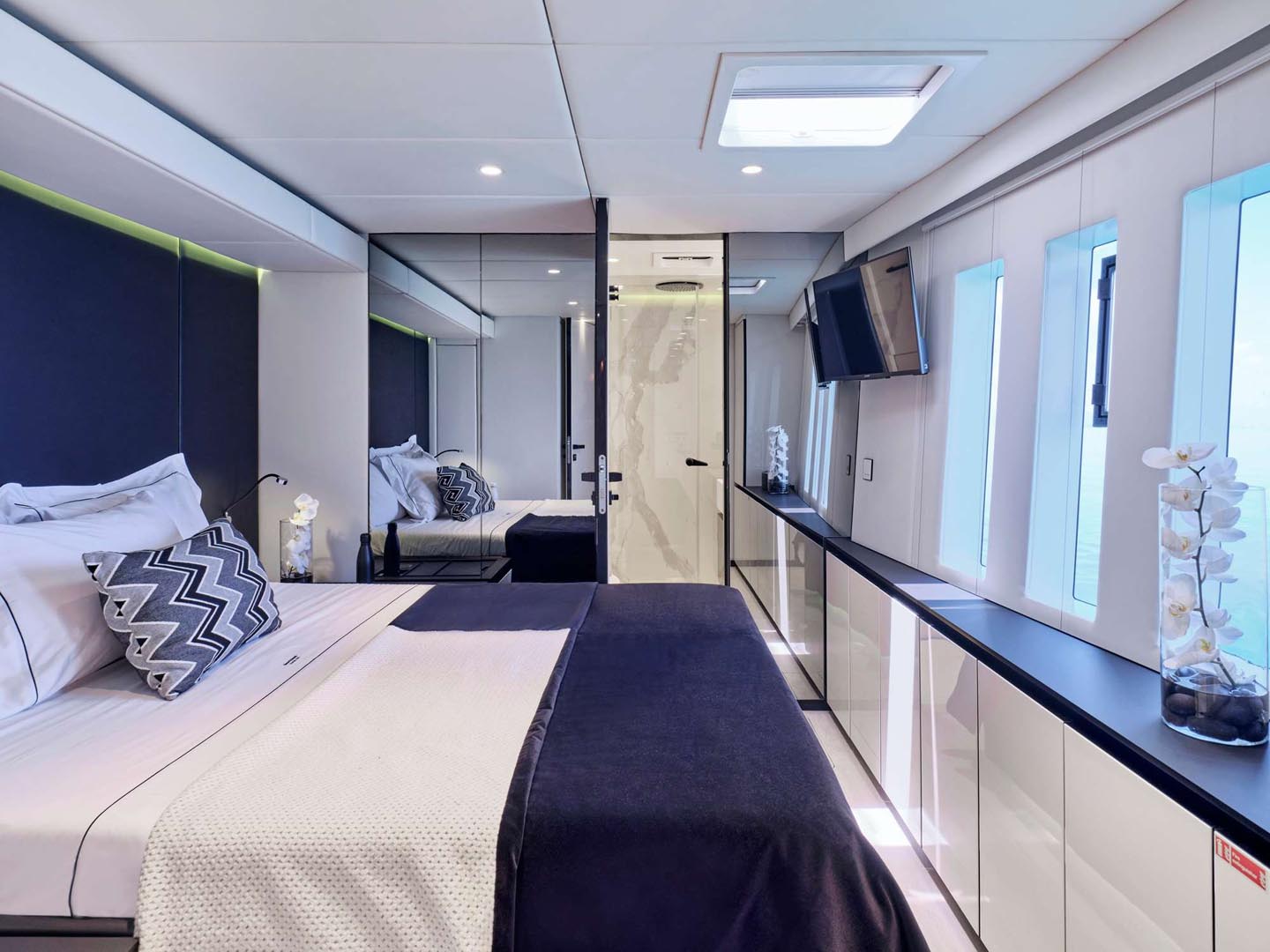 Above & Beyond s/c above & beyond - interior  image 4